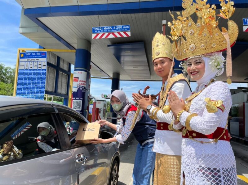 Hari Pelanggan Nasional, Hutama Karya Tanam Pohon Hingga Apresiasi Penggunaan Jalan