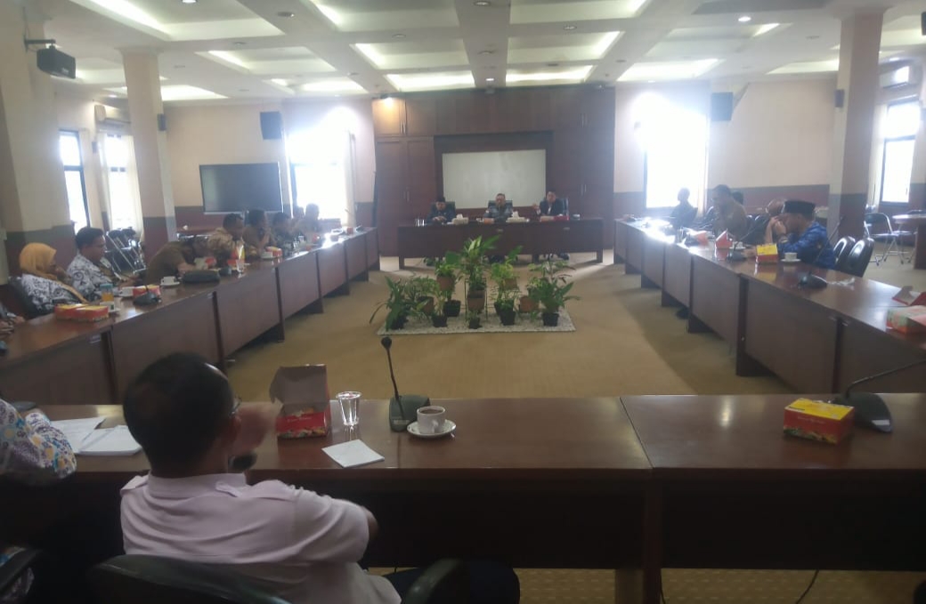 Komisi II DPRD Kabupaten Tangerang gelar rapat Dengar pendapat dengan Dinas Pendidikan terkait pelaranan siswa sekolah membawa motor ke sekolah