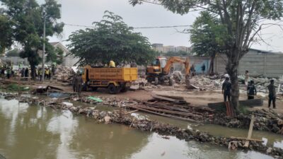 Bangunan liar di bantaran irigasi Kali Cisadane di tertibkan.