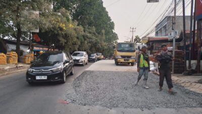 Jalan Imam Bonjol Kota Tangerang Banten sedang diperbaiki