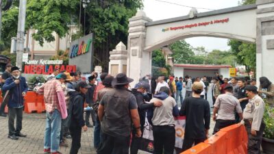 Gegara 10 THL Diberhentikan, Warga Demo Kantor Kecamatan Neglasari 