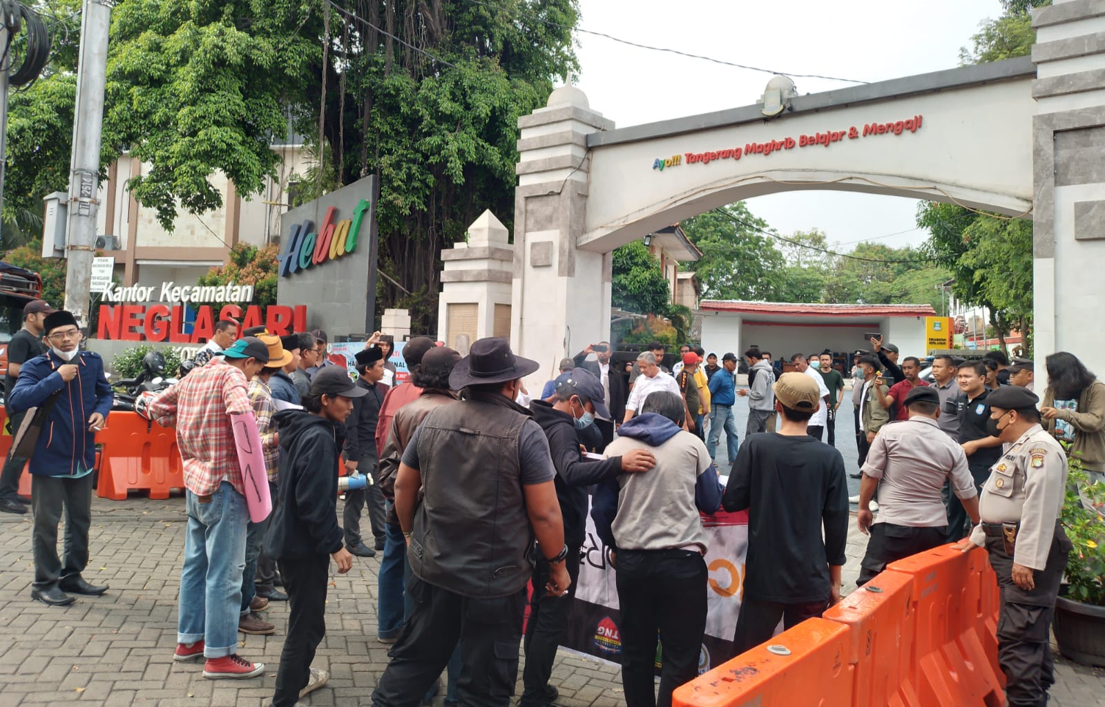 Kantor Kecamatan Neglasari Didemo warga