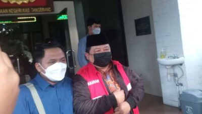 Mantan Kepala Desa Kayu Agung Kecamatan Sepatan Kabupaten Tangerang Alwi dijebloskan ke dalam rumah tahanan Pandeglang