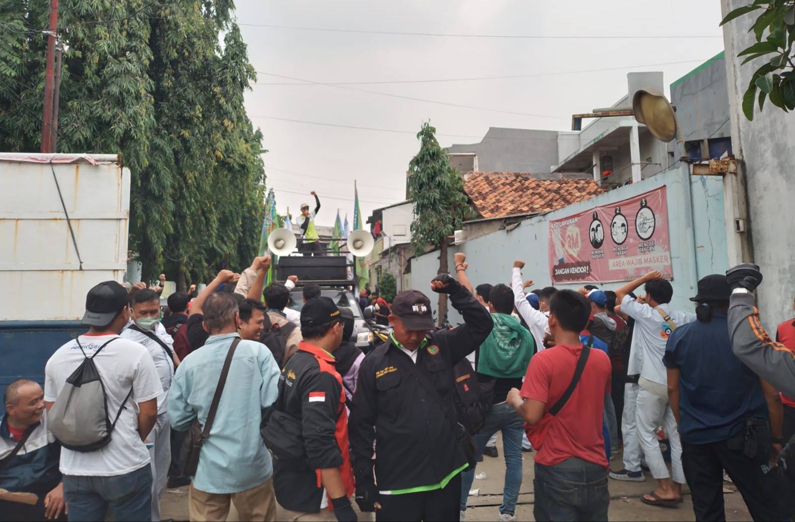 PT Cat dan Tinta Pacific di Jalan Bouraq Kecamatan Batuceper Kota Tangerang Banten didemo