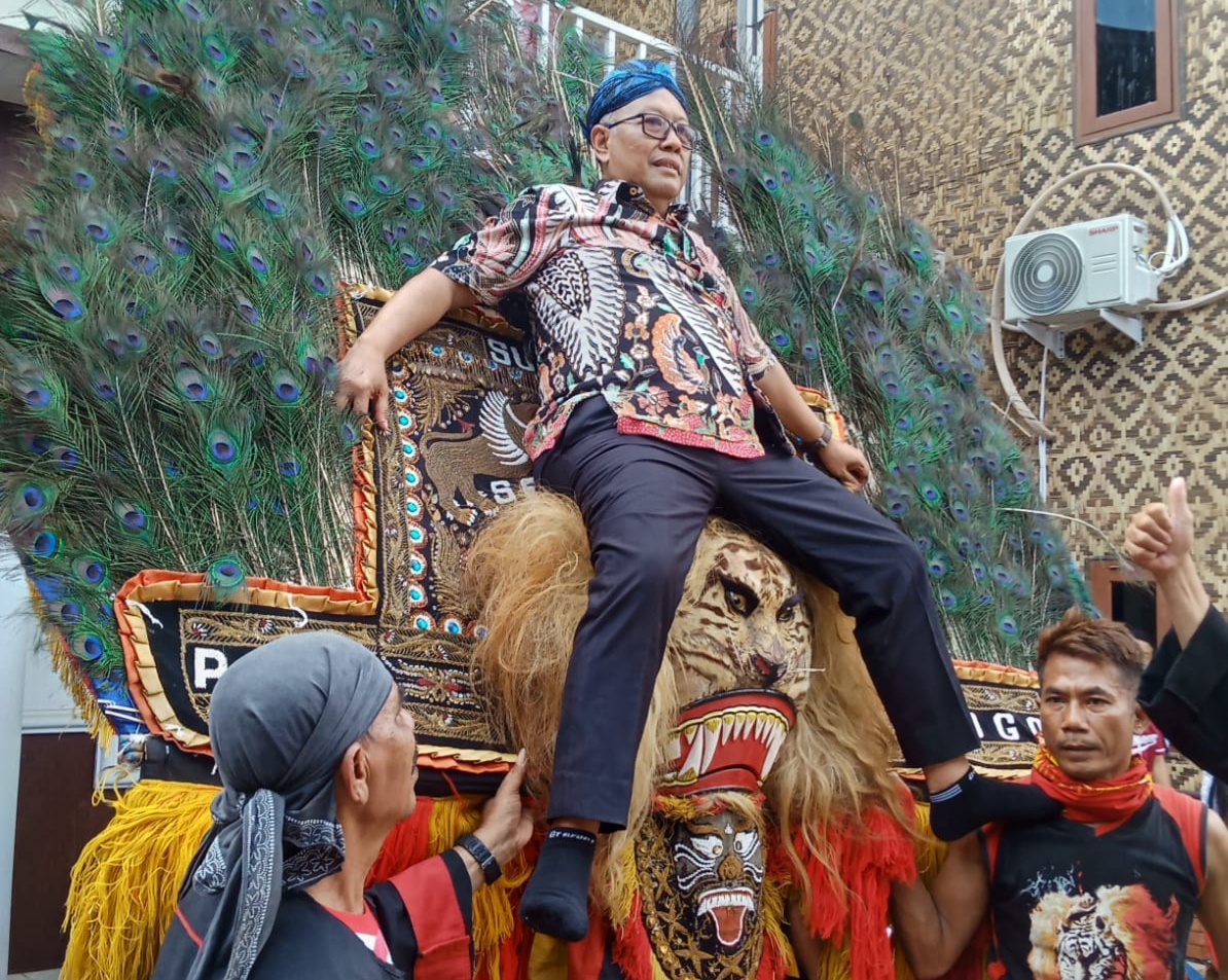 Pengasuh Padepokan Kebangsaan Karang Tumaritis, Ananta Wahana disunggul Reog Ponorogo