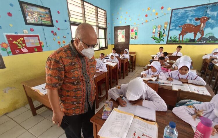 Anggota Komisi VI DPR RI Ananta Wahana Tinjau Sekolah Rusak di Legok Tangerang