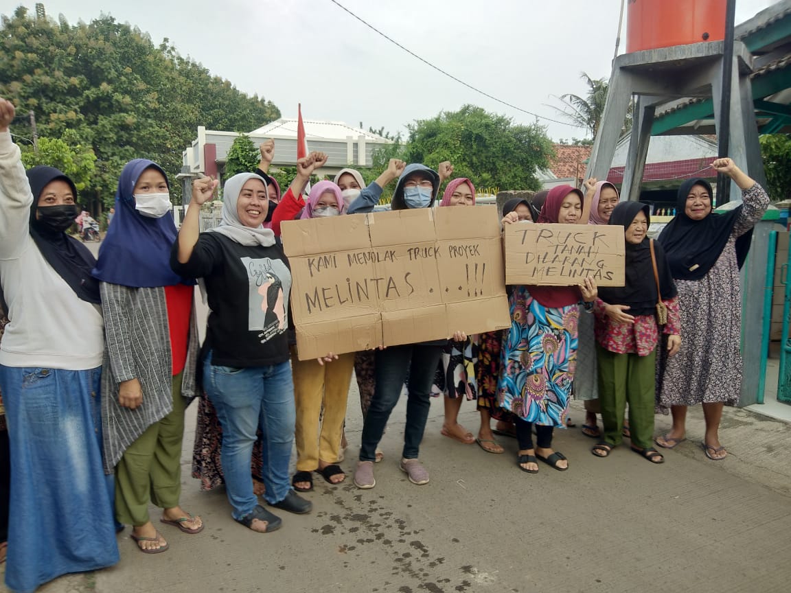 Emak-emak di Teluknaga kabupaten Tangerang blokir jalan yang kerap dilalui truk tanah