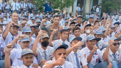 Kapolres Metro Tangerang Kota, Kombes Zain Dwi Nugroho foto bersama dengan para pelajar