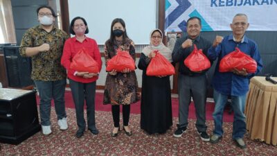 Bendahara Yayasan Sosial Budaya Mbangun Karso, Abraham Garuda Laksono secara simbolis menyerahkan bantuan paket sembako CSR BRI kepada pelaku UMKM di wilayah Kota Cilengon,