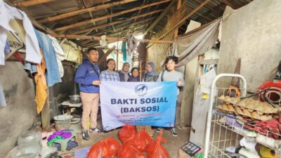 Sekelompok jurnalis yang mengatasnamakan Komunitas Jurnalis Peduli memberikan bantuan sembako kepada warga kurang mampu di Kabupaten Tangerang