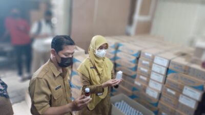 Dinas Kesehatan Kota Tangerang bersama Badan Pengawas Obat dan Makanan melakukan penarikan obat sirup dari Instalasi Farmasi