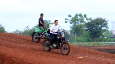 Wali Kota Tangerang Arief R Wismansyah jajal lokasi pertandingan cabang olahraga bermotor di Sirkuit Selapajang Neglasari Kota Tangerang Banten