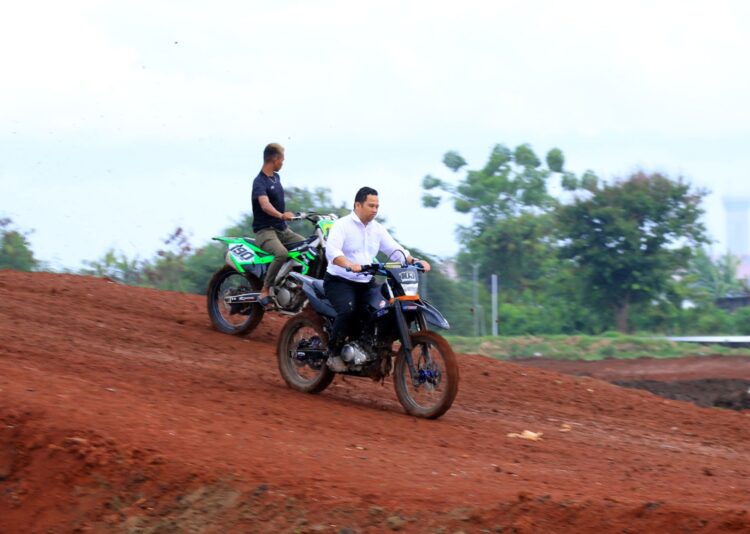 Wali Kota Tangerang Arief R Wismansyah jajal lokasi pertandingan cabang olahraga bermotor di Sirkuit Selapajang Neglasari Kota Tangerang Banten