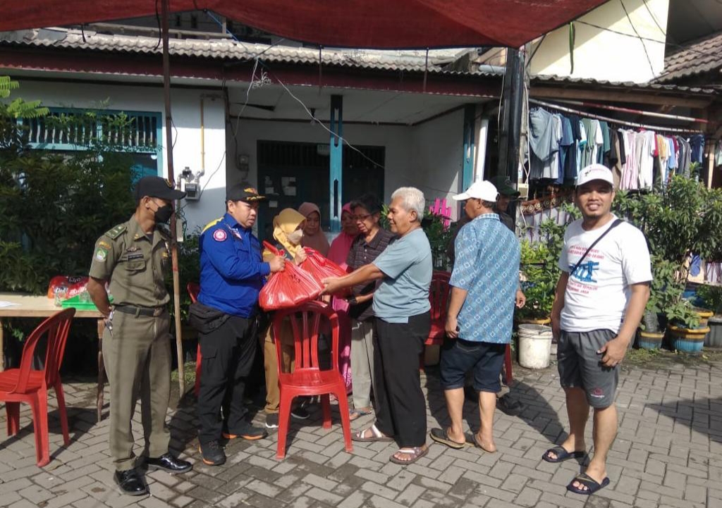 Dinas Sosial Kota Tangerang salurkan bantuan makanan pada warga terdampak banjir