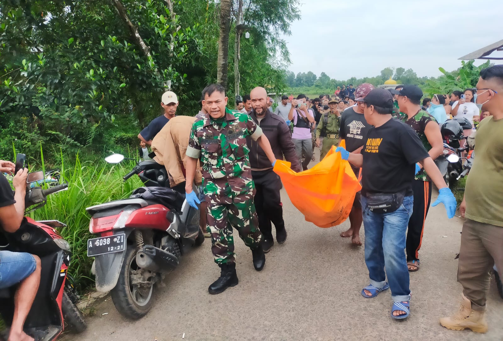 Penemuan mayat laki-laki tanpa identitas di saluran irigasi solear