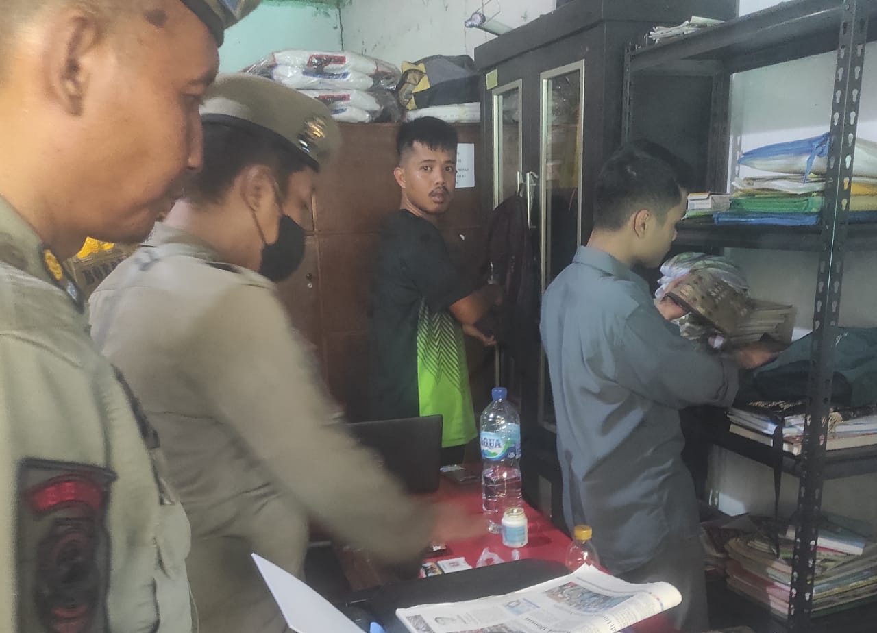 Petugas Satpol PP Kota Tangerang Selatan gelar operasi bebas rokok di sekolah-sekolah