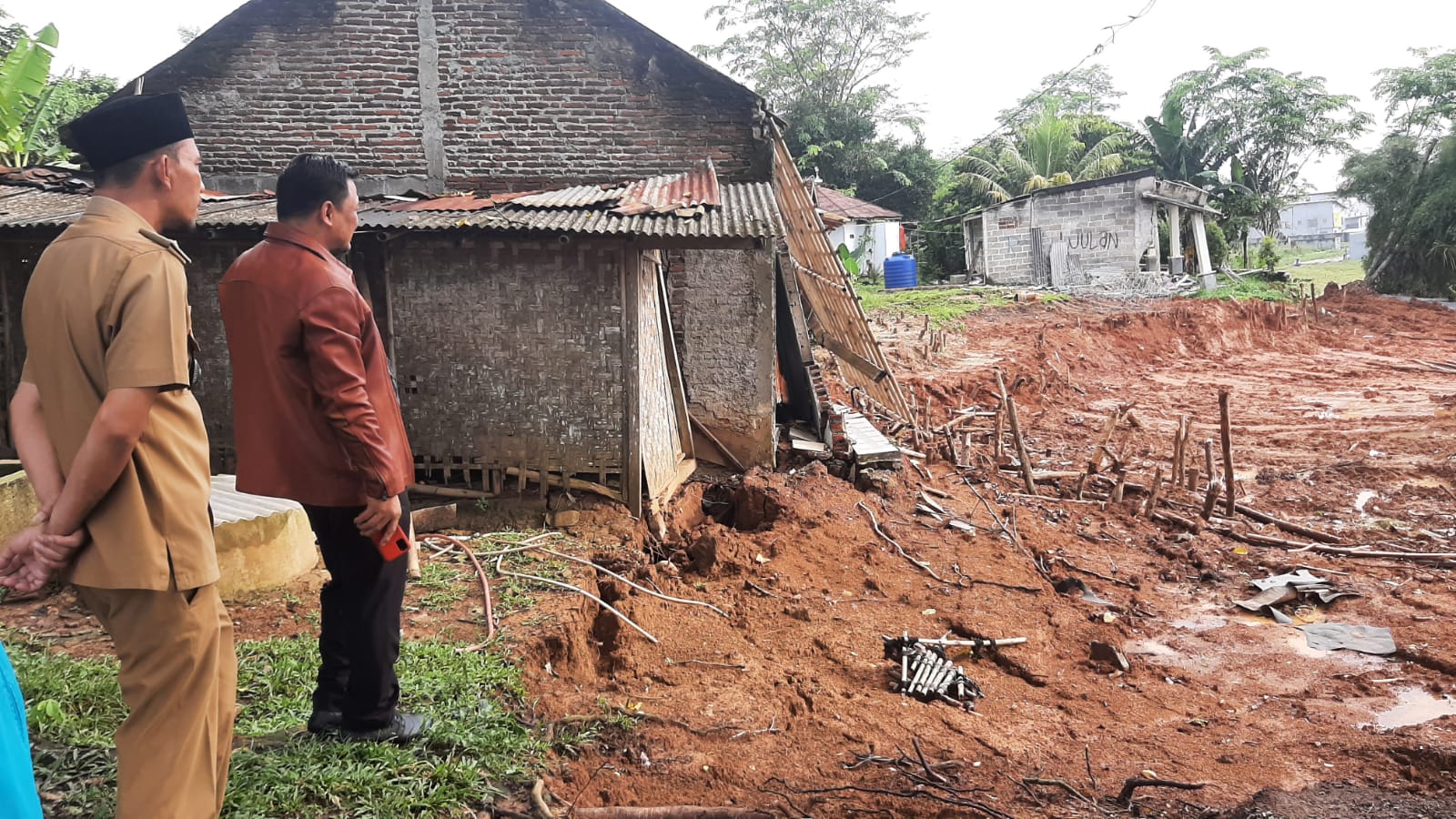 Anggota DPRD Kabupaten Tangerang saat Sidak ke lokasi longsor di kawasan Milenium