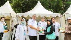 Wali Kota Tangerang Selatan Benyamin Davnie didampingi Wakilnya Pilar Saga Ichsan hadir di bazar yang digelar di Lapangan Kecamatan Ciputat Kota Tangsel