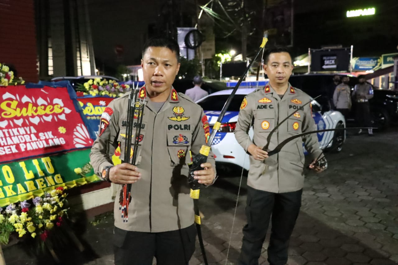 Kapolres Tangerang Selatan AKBP Sarly Sollu menunjukkan barang bukti sajam remaja yang hendak tawuran