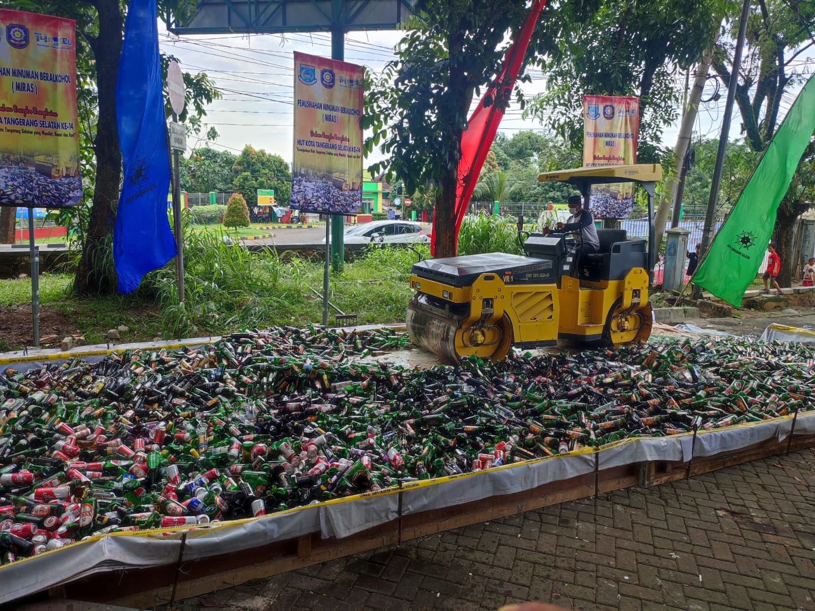 Ribuan botol Miras hasil sitaan Satpol PP dimusnahkan pada HUT Kota Tangsel ke 14