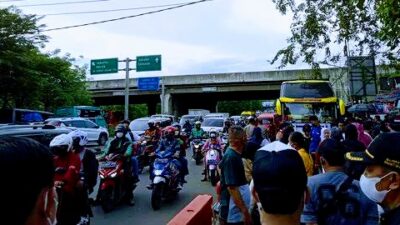 Kemacetan lalulintas di Jalan Raya Serang Bitung Kabupaten Tangerang