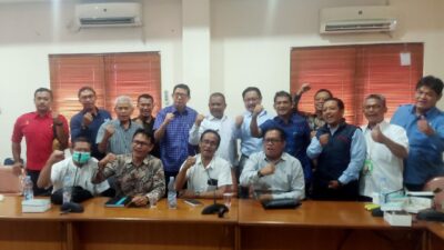 Aliansi pekerja Apindo akademisi dan pihak Disnaker Kota Tangerang usai melaksanakan rapat pleno usulan UMK 2023
