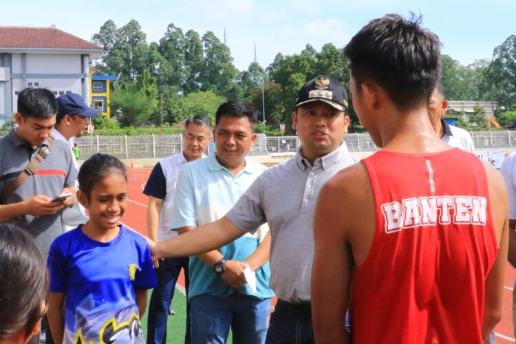 Wali Kota Tangerang Arief R Wismanyah berbincang dengan atlet yang dipersiapkan ke Porprov Banten