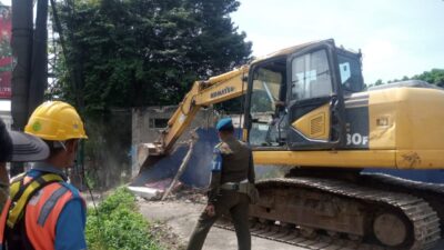 Ratusan bangunan di Jalan Raya Serang mulai digusu untuk pembangunan Underpass Bitung