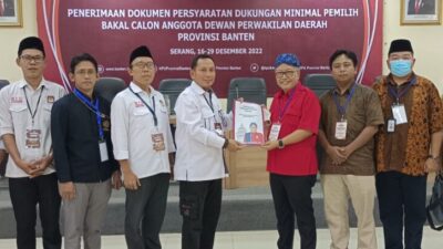 Diiringi Pentas Budaya, Ananta Wahana Serahkan Bukti Dukungan Pencalonan DPD RI Ke KPU Banten