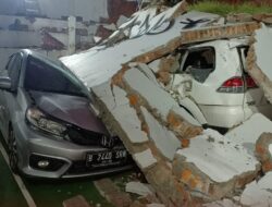 Tembok Bank CIMB di Tangsel Roboh dan Timpa 4 Mobil Hingga Rusak Berat