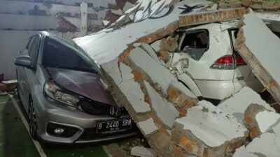 Empat unit mobil rusak parah tertimpa tembok pembatas Bank CIMB yang roboh di Jalan Bintaro Utama Sektor 9 Kelurahan Pondok Pucung, Kecamatan Pondok Aren Kota Tangerang Selatan