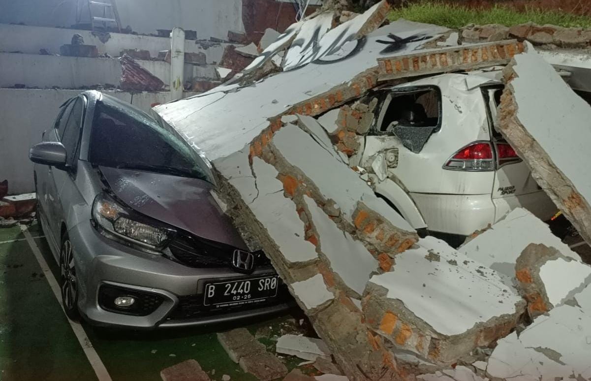 Empat unit mobil rusak parah tertimpa tembok pembatas Bank CIMB yang roboh di Jalan Bintaro Utama Sektor 9 Kelurahan Pondok Pucung, Kecamatan Pondok Aren Kota Tangerang Selatan