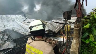 Pabrik helm di Kabupaten Tangerang hangus terbakar