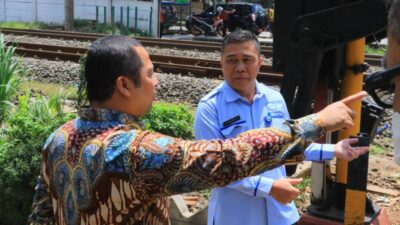 Wali Kota Tangerang Arief R Wismansyah saat meninjau Kebocoran JDU di rel kereta api Stasiun Tanah Tinggi