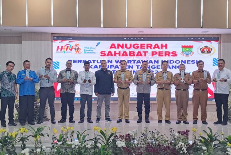 Anggota DPR RI Ananta Wahana Terima Anugerah Sahabat Pers dari PWI