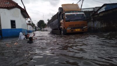 Warga Kampung Rawa Bamban Minta Pemkot Tangerang Tangani Banjir di Wilayahnya.