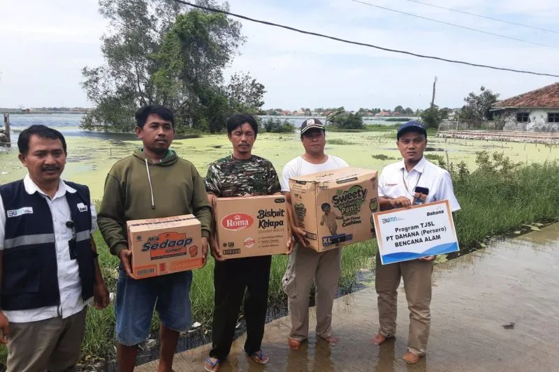 PT Dahana Memberikan Bantuan Kepada Masyarakat Korban Banjir di Subang