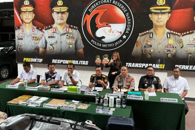 Bea Cukai Soekarno-Hatta gagalkan upaya ekspor berbagai jenis kumbang dan puluhan bibit kantong semar tujuan Korea Selatan dan Hongkong. Penegahan tersebut terlaksana di Gudang Ekspor Area Kargo Bandara Soekarno-Hatta pada 7 Maret 2023. Barang ditegah karena melanggar ketentuan kepabeanan yang berlaku atas komoditas hewan dan tumbuhan yang dibatasi pengeluarannya dari dalam negeri. Penegahan ini pun menjadi wujud perlindungan Bea Cukai untuk pelestarian keanekaragaman hayati Indonesia. Kepala Kantor Bea Cukai Soekarno-Hatta, Gatot Sugeng Wibowo, pada Rabu (15/03) mengungkapkan penegahan ekspor tersebut berawal dari laporan masyarakat akan adanya pengiriman satwa liar dan tumbuhan melalui Gudang Ekspor Bandara Soekarno-Hatta. Laporan itu kemudian ditindaklanjuti petugas dengan pemeriksaan barang kiriman yang dimaksud. “Barang kiriman pertama berisikan berbagai jenis kumbang dengan total 48 ekor dalam kondisi hidup yang disimpan pada wadah plastik tertutup. Pada paket tersebut tertera nama pengirim berinisial B yang berdomisili di Banyuwangi dan diberitahukan secara tidak benar sebagai barang lain. Negara tujuan barang tersebut ialah Korea Selatan,” ungkapnya. Gatot menyebutkan barang kiriman kedua berisikan 54 kemasan bibit Tanaman Nepenthes atau Kantong Semar dalam kondisi hidup dengan terbungkus media tanam. Pada paket tersebut tertera nama pengirim berinisial U yang berlokasi di Banyuwangi dan diberitahukan secara tidak benar sebagai barang lain. Negara tujuan barang kiriman kedua ini ialah Hongkong.