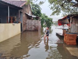 Selama Lima Hari Banjir di Kampung Darussalam Tangerang Belum Surut