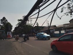 Pengguna Jalan Hasyim Ashari Kota Tangerang Keluhkan Adanya Kabel Menjuntai di Tengah Jalan