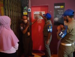 Satpol PP Segel Hiburan Malam Karaoke Jazz Fun Cafe Cisoka