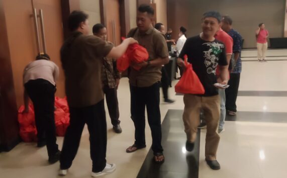 BRI Salurkan 300 Paket Sembako Kepada Komunitas Tionghoa di Tangerang