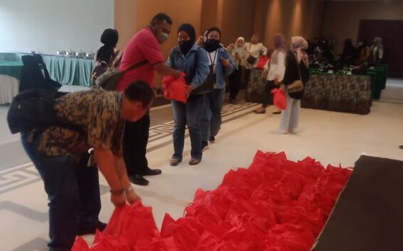 BRI Bagikan 600 Paket Sembako Gratis Kepada Warga Tangerang dan Serang
