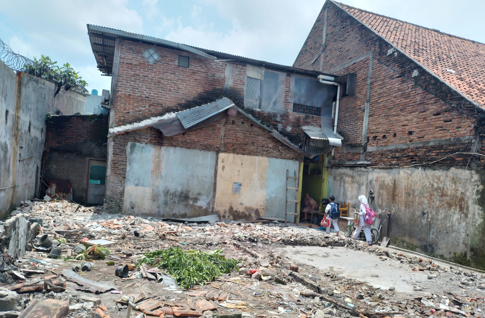 Rumah warga ambruk