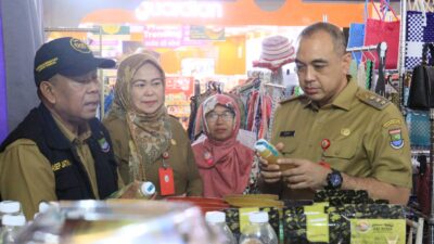 Bupati Tangerang Ahmed Zaki Iskandar saat inspeksi ke pasar tradisional dan modern