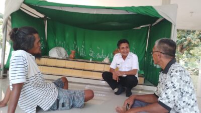 Kabid Kebudayaan Disbudpar Kota Tangerang Sumangku Getar saat berkunjung ke Pemakaman Benteng Makasar di Sukarasa Kota Tangerang Banten