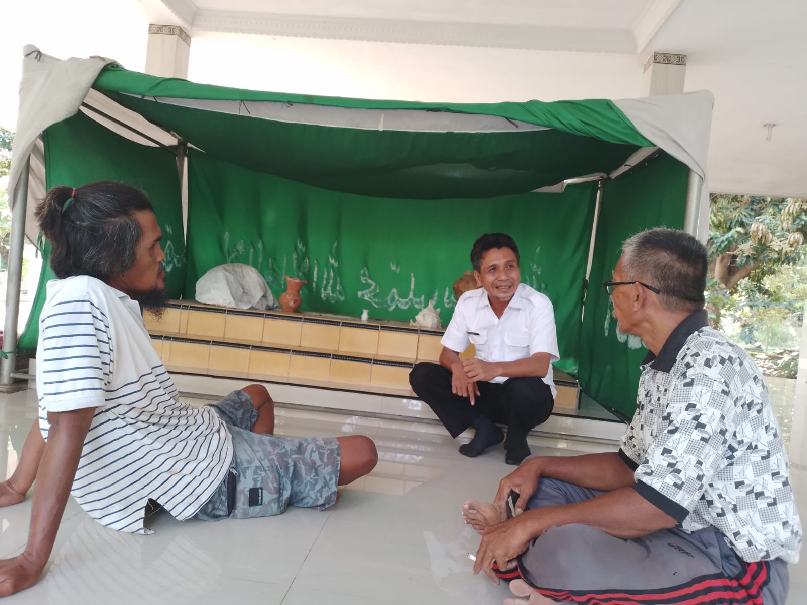 Kabid Kebudayaan Disbudpar Kota Tangerang Sumangku Getar saat berkunjung ke Pemakaman Benteng Makasar di Sukarasa Kota Tangerang Banten