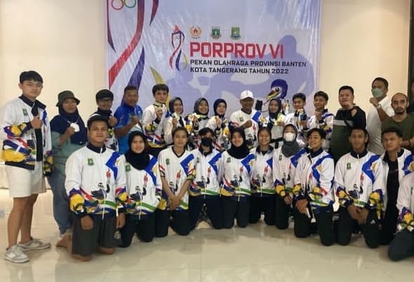 Kadispora Kota Tangerang Kaonang bersama para Atlet yang menjadi juara umum Porprov Banten 2022