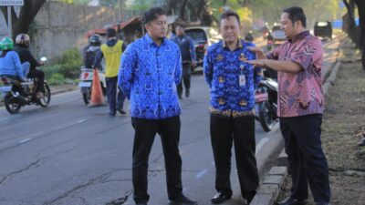 Wali Kota Tangerang, Arief R Wismansyah saat meninjau perbaikan jalan yang rusak