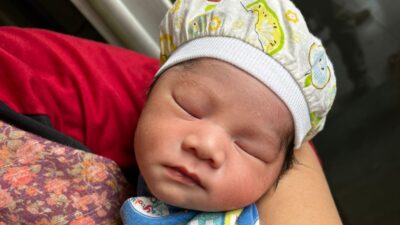 Bayi laki-laki yang ditemukan oleh warga Jambe Kabupaten Tangerang di dalam kardus mineral